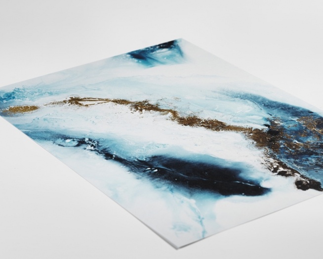  – Olieverf in wit en blauw met een abstracte gouden werveling in het midden