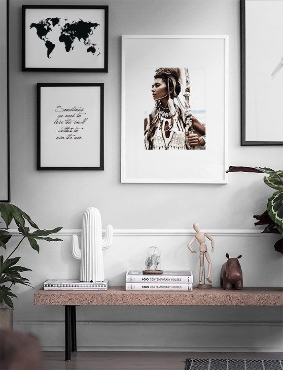  – Peinture à l’aquarelle en noir et blanc avec une carte du monde