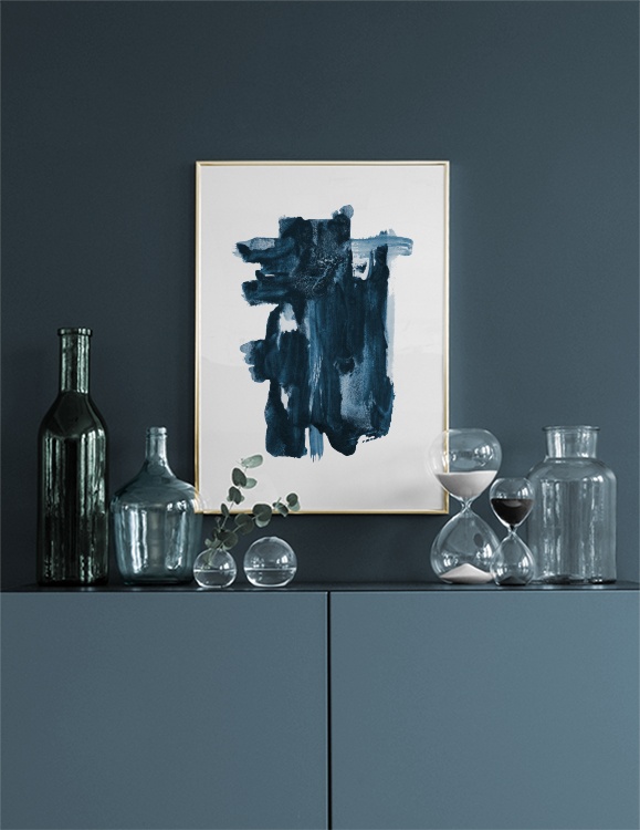  – Peinture avec une forme bleue abstraite peinte sur un fond blanc